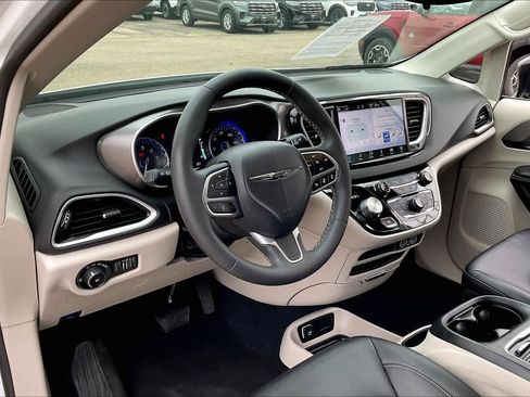 Used 2024 Chrysler Pacifica Touring-L image 16