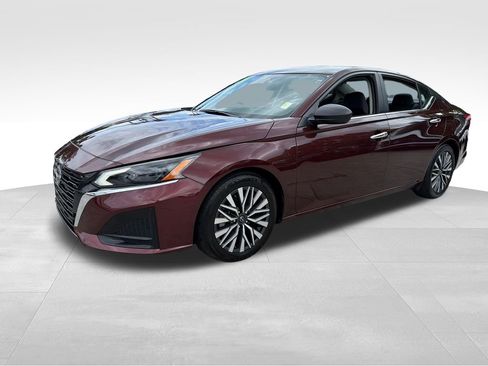 Used 2024 Nissan Altima 2.5 SV FWD image 3