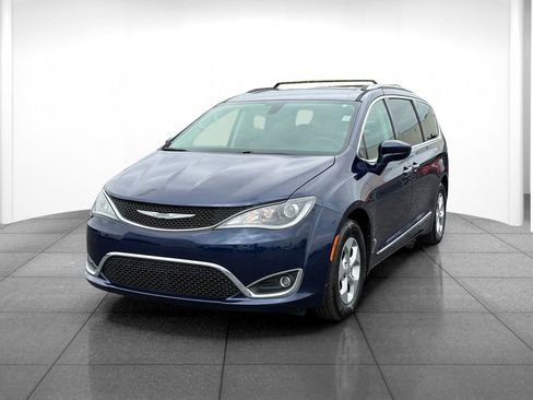 Used 2017 Chrysler Pacifica Touring-L Plus FWD image 3