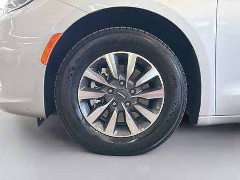 Used 2024 Chrysler Pacifica Limited FWD image 35