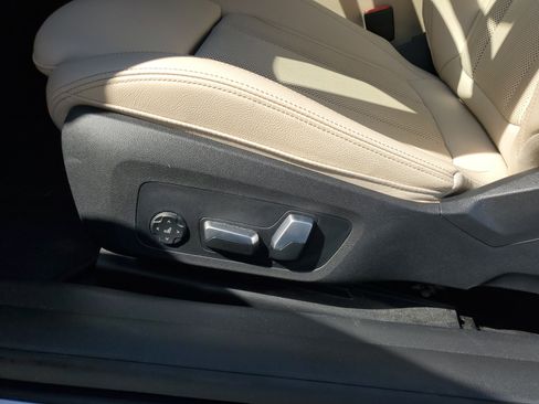 Used 2024 BMW 430i Convertible w/ Convenience Package image 19