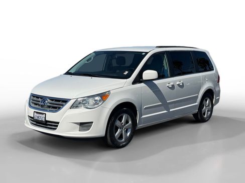 Used 2011 Volkswagen Routan SE FWD image 1