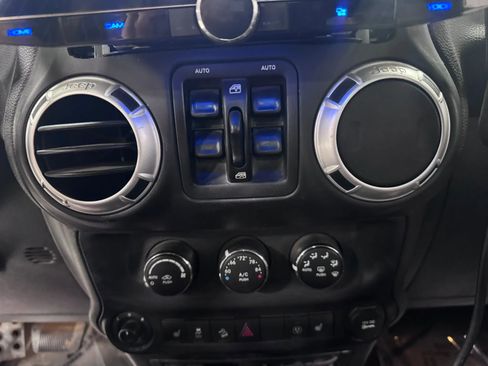 Used 2015 Jeep Wrangler Unlimited Rubicon w/ Connectivity Group AWD/4WD image 28
