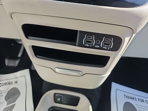 Used 2024 Chrysler Pacifica Touring-L image 23