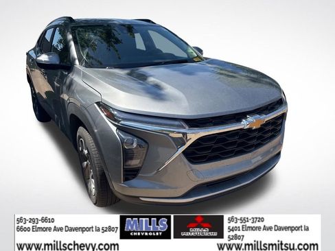 Used 2025 Chevrolet Trax LT w/ LT Convenience Package FWD image 2