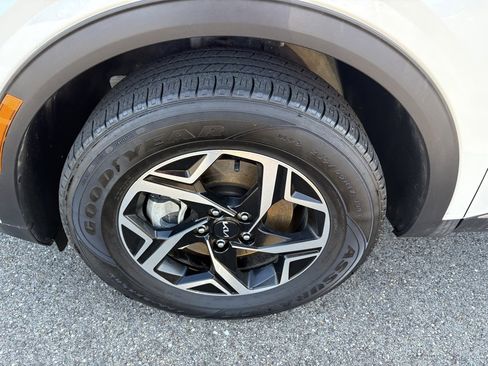 Used 2023 Kia Sportage LX image 11