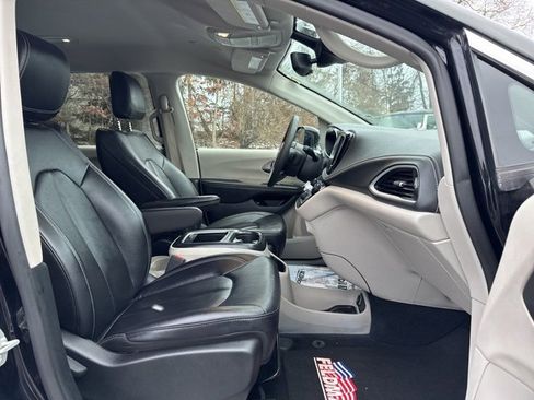 Used 2024 Chrysler Pacifica Select image 26