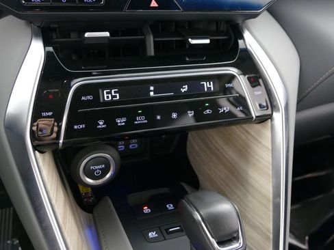 Used 2023 Toyota Venza XLE AWD/4WD image 18
