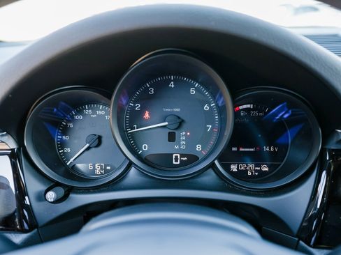 Certified 2025 Porsche Macan image 15