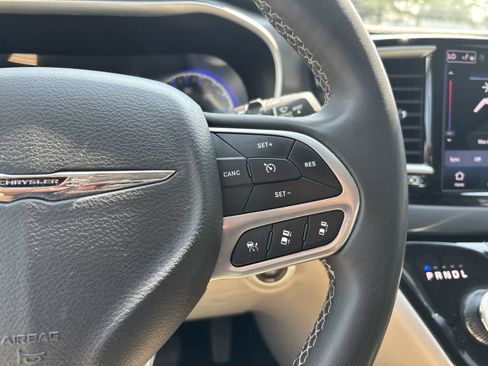 Used 2024 Chrysler Pacifica Touring-L FWD image 10