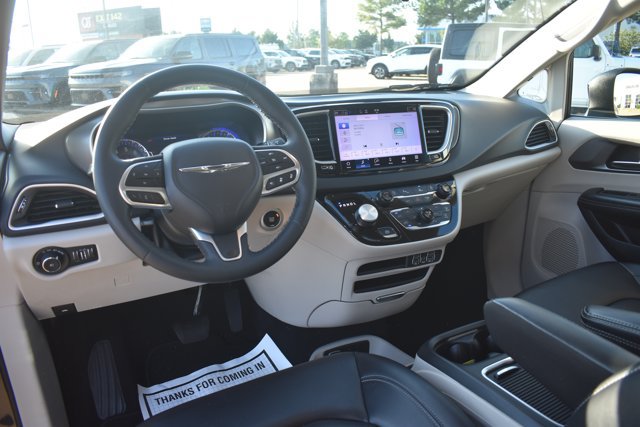 Used 2023 Chrysler Pacifica Touring-L FWD image 19
