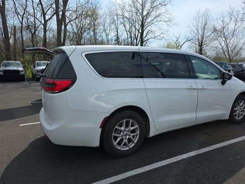 Used 2024 Chrysler Pacifica Touring-L image 5