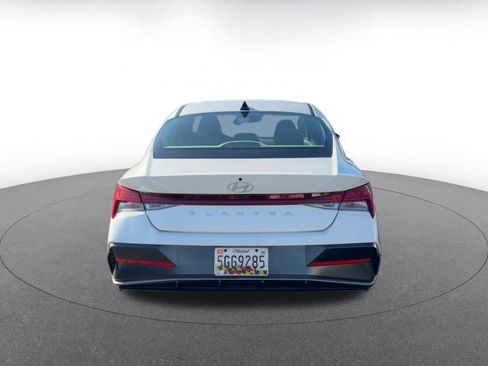 Used 2025 Hyundai Elantra SEL image 8