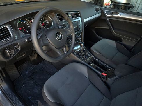 Used 2016 Volkswagen e-Golf SE w/ DC Fast Charging Package image 9