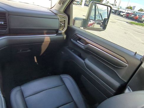 Used 2024 GMC Sierra 2500 SLT w/ SLT Premium Package image 17