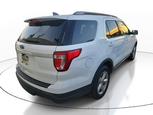 Used 2018 Ford Explorer XLT image 9