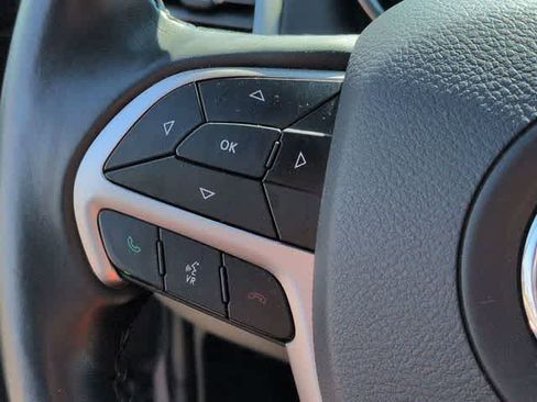Used 2019 Jeep Grand Cherokee Laredo AWD/4WD image 23
