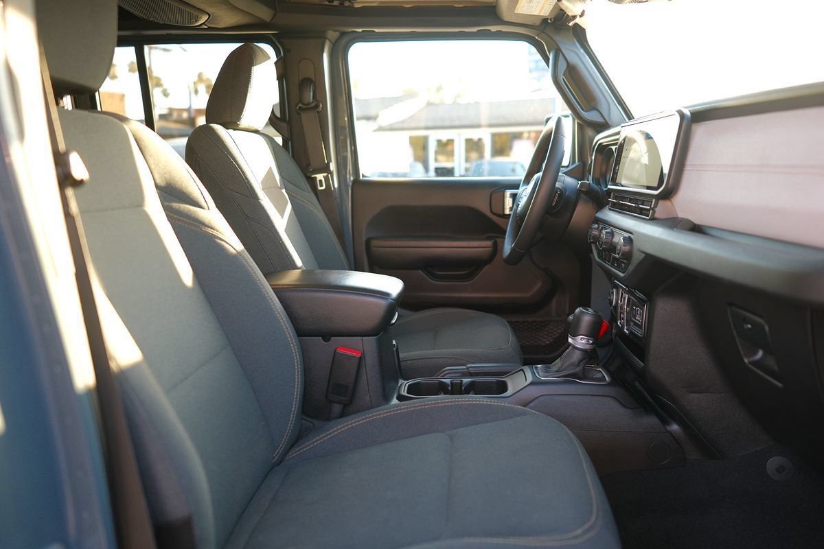 Used 2024 Jeep Wrangler Unlimited w/ Technology Group AWD/4WD image 29