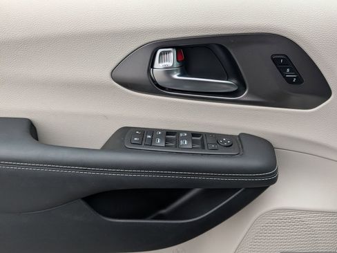 Used 2024 Chrysler Pacifica Touring-L AWD/4WD image 19