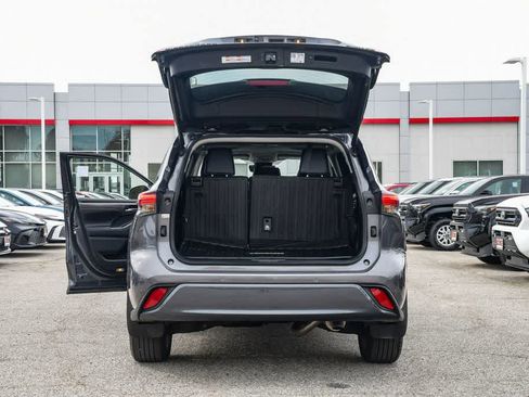 Used 2024 Toyota Highlander Limited FWD image 28