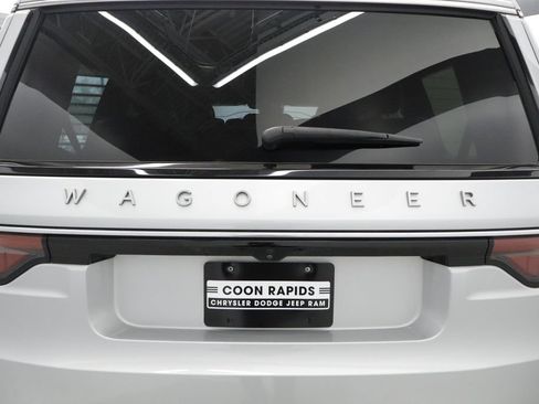 Certified 2024 Jeep Wagoneer Series II w/ Flexible Seating Group AWD/4WD image 19