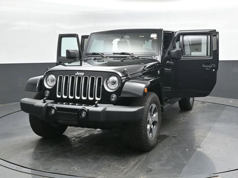 Used 2018 Jeep Wrangler Unlimited Sahara w/ Connectivity Group AWD/4WD image 45