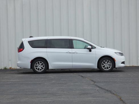 Used 2023 Chrysler Voyager LX FWD image 2