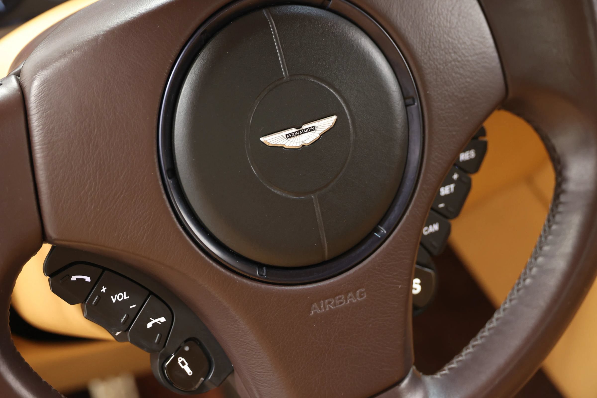 Used 2015 Aston Martin Vanquish Volante RWD image 28