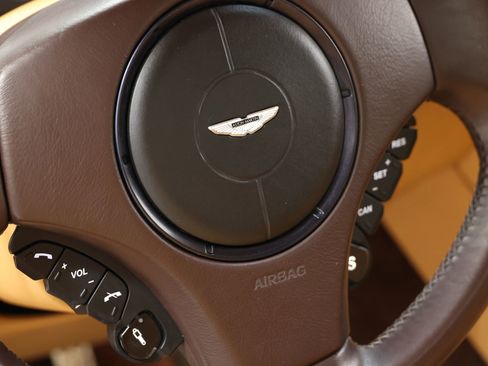 Used 2015 Aston Martin Vanquish Volante RWD image 28