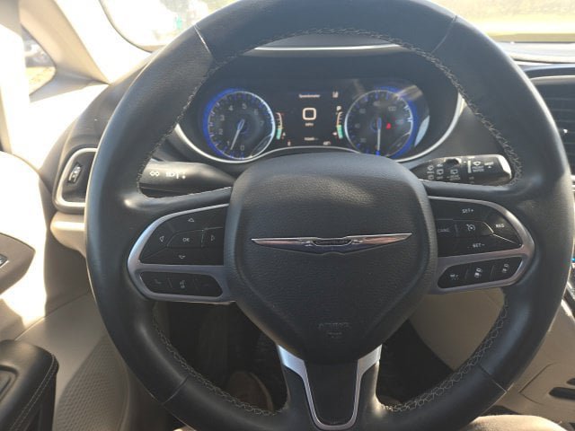 Used 2022 Chrysler Pacifica Touring-L FWD image 18