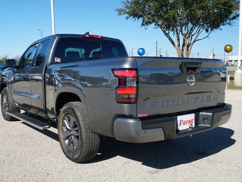 Used 2025 Nissan Frontier SV image 10