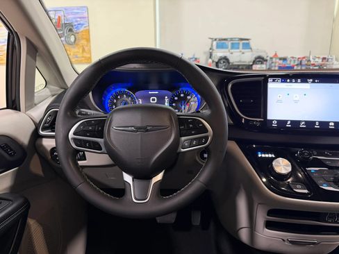 Used 2023 Chrysler Pacifica Touring-L FWD image 48