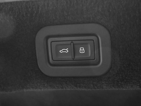 Certified 2023 Bentley Flying Spur W12 image 12