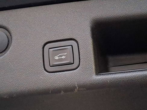 Used 2018 Chevrolet Equinox Premier image 28