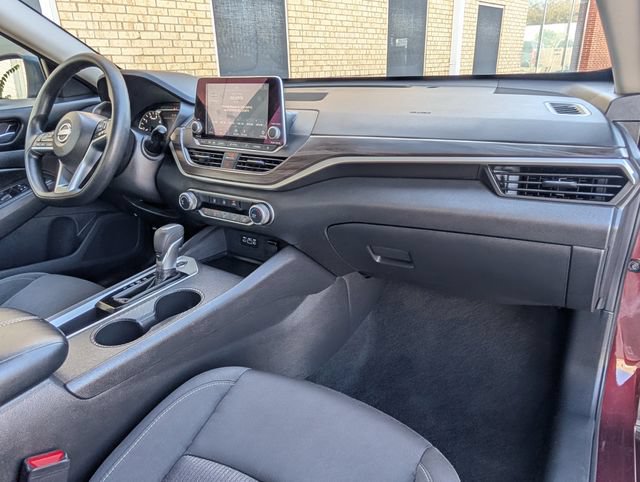 Used 2025 Nissan Altima 2.5 SV FWD image 21