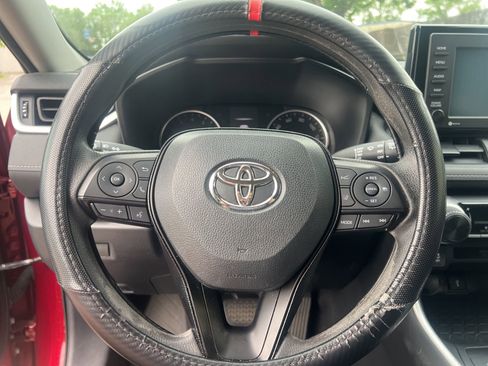 Used 2020 Toyota RAV4 LE FWD image 16