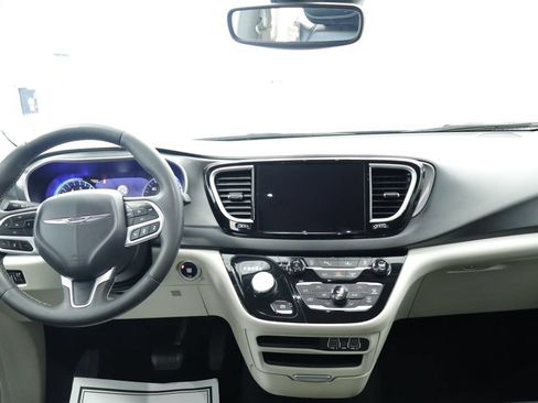 Certified 2023 Chrysler Pacifica Touring-L FWD image 24
