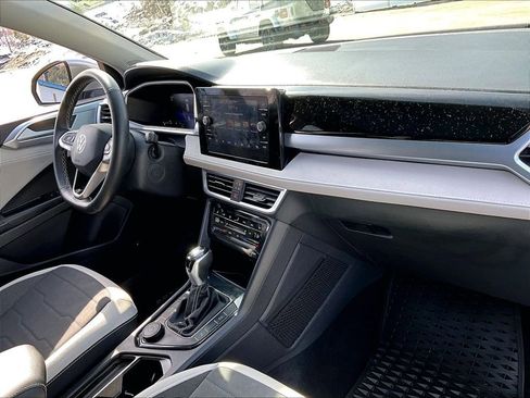 Used 2025 Volkswagen Taos SE w/ Panoramic Sunroof Package image 14