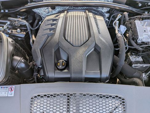 Certified 2024 Porsche Macan AWD/4WD image 27