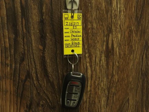 Used 2025 Chrysler Pacifica Select FWD image 22