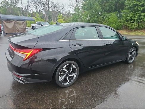 Used 2021 Hyundai Elantra Limited w/ Cargo Package FWD image 4