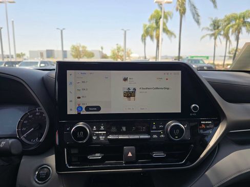 Used 2023 Toyota Highlander XLE FWD image 27