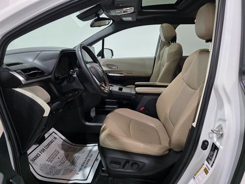 Used 2021 Toyota Sienna Limited image 15