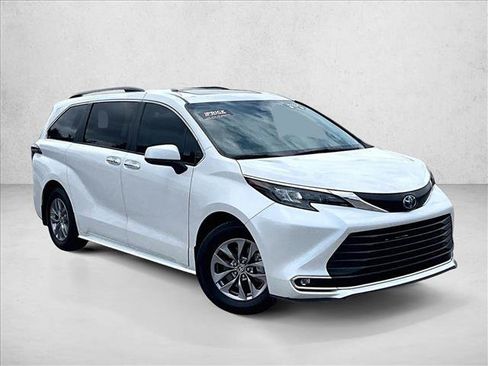 Used 2024 Toyota Sienna XLE w/ XLE Plus Package FWD image 12