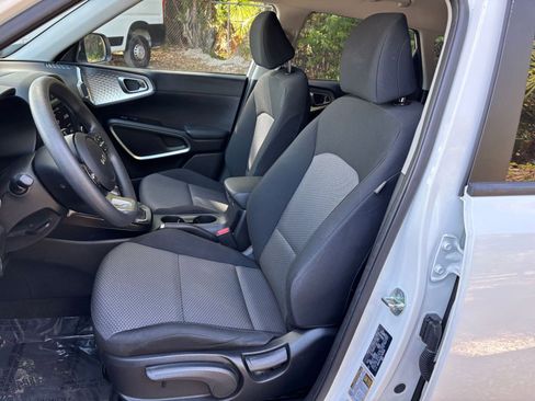 Used 2025 Kia Soul LX w/ LX Technology Package FWD image 35