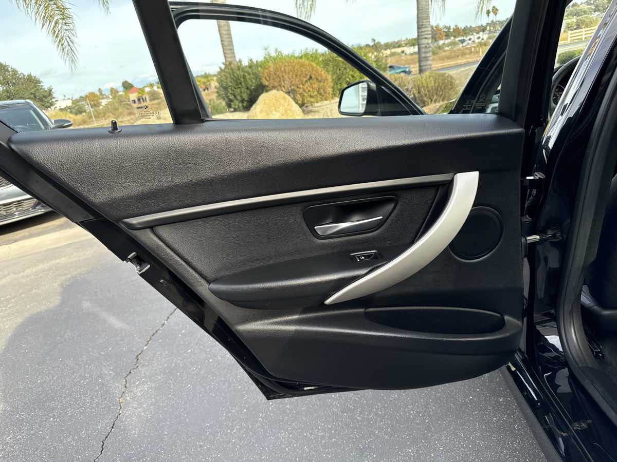 Used 2018 BMW 320i Sedan RWD image 25