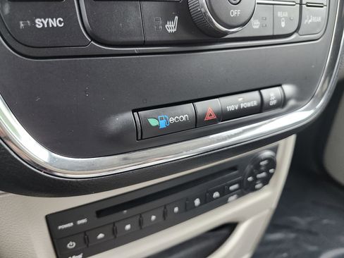 Used 2011 Chrysler Town & Country Touring-L w/ Entertainment Group #2 FWD image 29