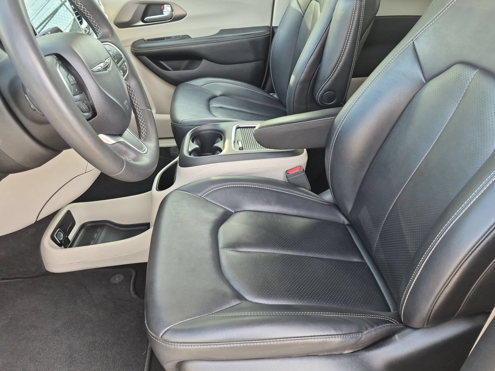 Used 2024 Chrysler Pacifica Touring-L FWD image 17