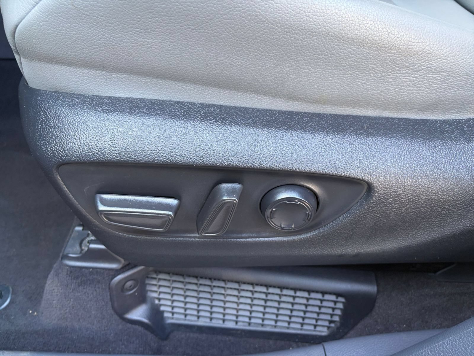 Used 2024 Toyota Sienna XLE FWD image 21