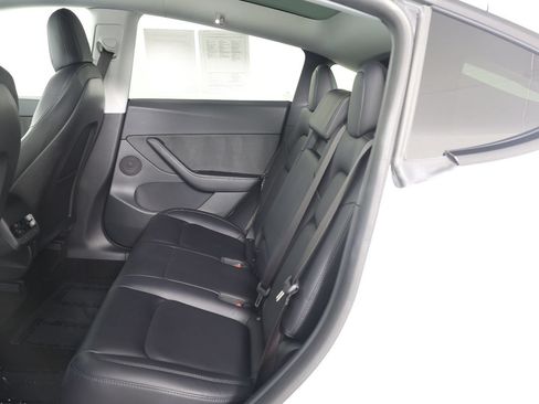 Used 2021 Tesla Model Y Long Range AWD/4WD image 32